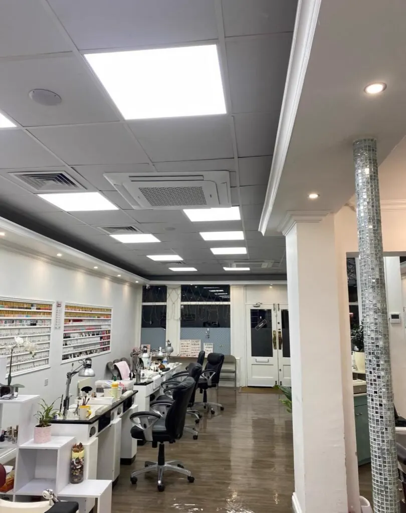 Air conditioning installed in a commercial dining space